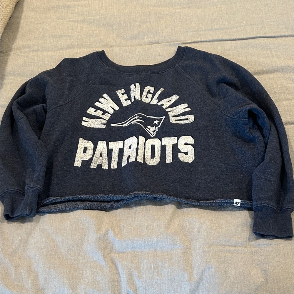 Women’s New England Patriots crop hoodie